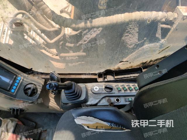 座椅右侧控制台/钥匙门/油门/含右手柄(驾驶室部分) 座椅右侧控制台/钥匙门/油门/含右手柄(驾驶室部分)
