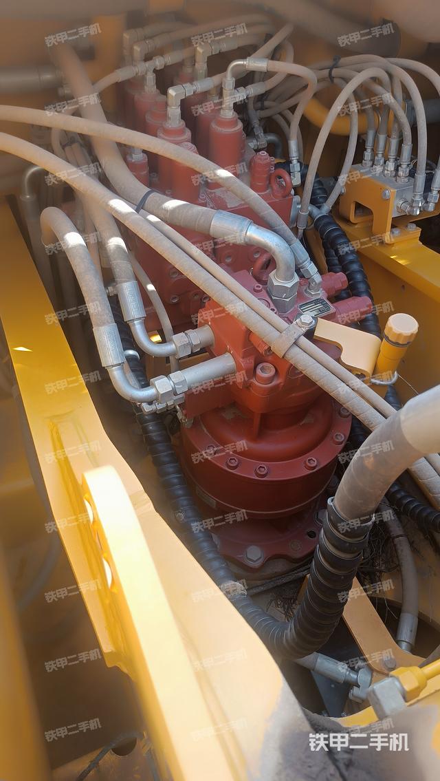 回转马达和主控阀(整机外观) 回转马达和主控阀(整机外观)