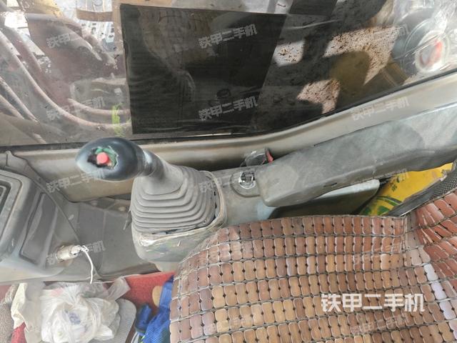 座椅右侧控制台/钥匙门/油门/含右手柄(驾驶室部分) 座椅右侧控制台/钥匙门/油门/含右手柄(驾驶室部分)