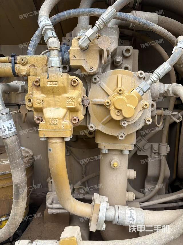 液壓泵艙室正面整體（整機外觀）