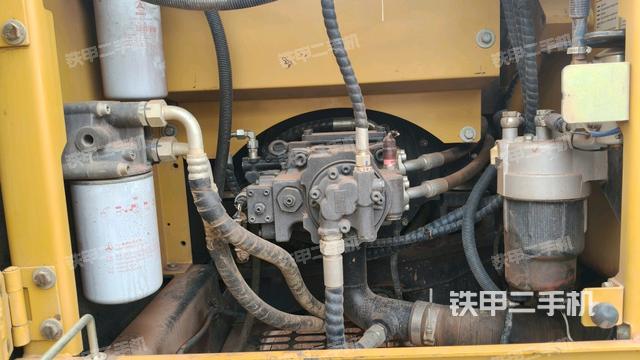 液压泵舱室正面整体(整机外观) 液压泵舱室正面整体(整机外观)