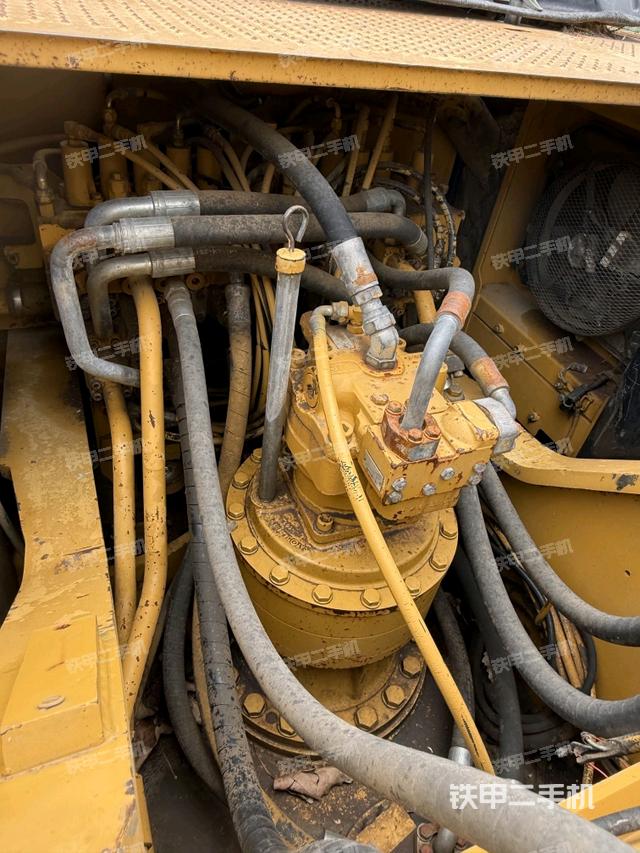 回转马达和主控阀（整机外观）