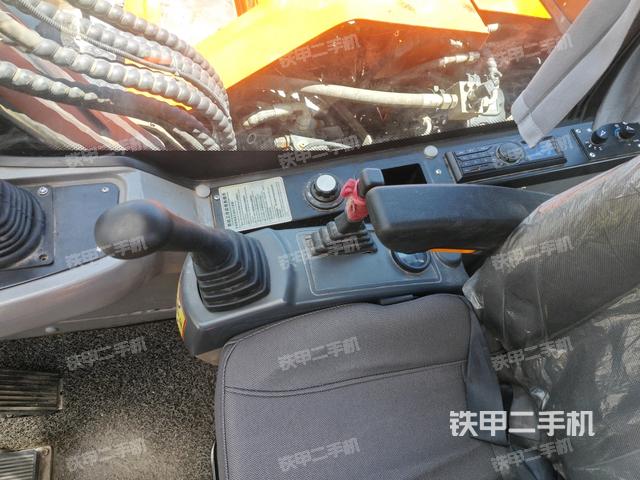 座椅右侧控制台/钥匙门/油门/含右手柄(驾驶室部分) 座椅右侧控制台/钥匙门/油门/含右手柄(驾驶室部分)