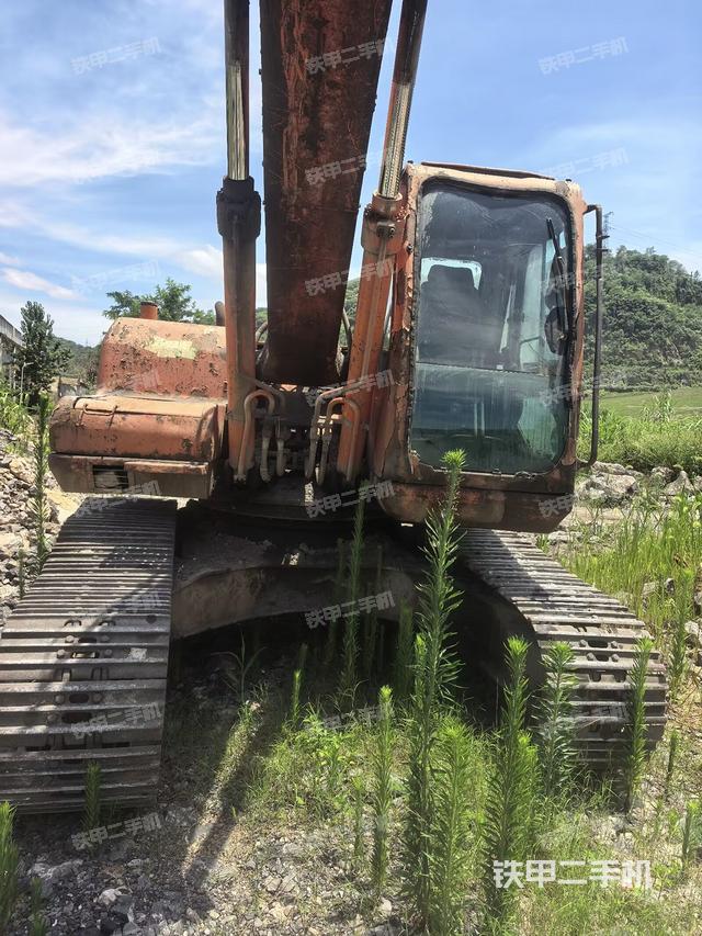 大臂油缸整体 竖拍(工作和回转装置) 大臂油缸整体 竖拍(工作和回转装置)