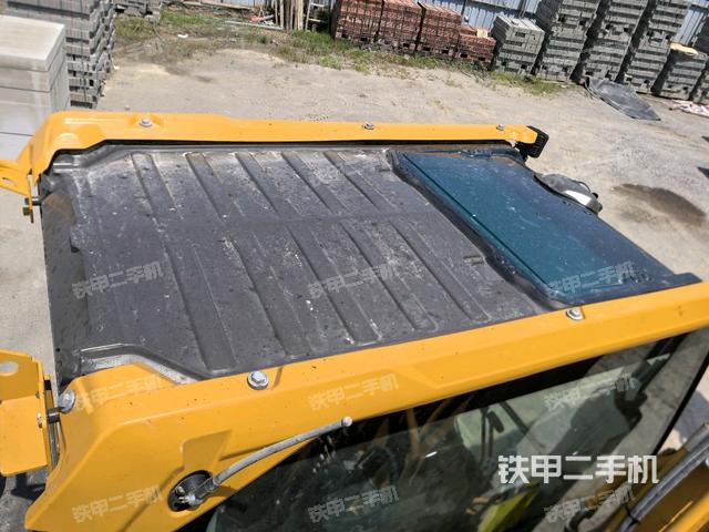 駕駛室頂部（整機外觀）