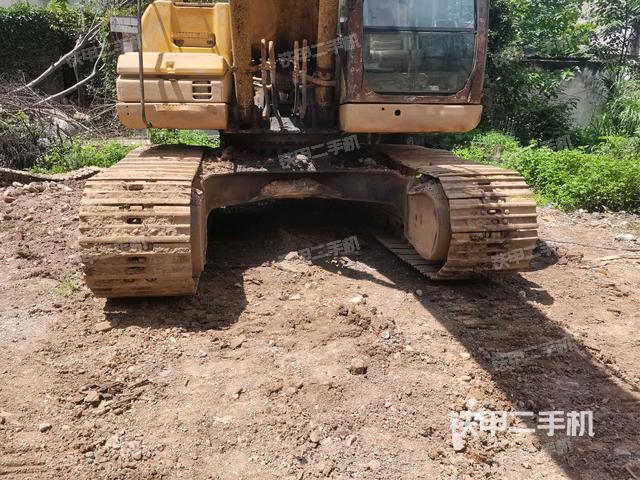 转盘和下车架正前(工作和回转装置) 转盘和下车架正前(工作和回转装置)