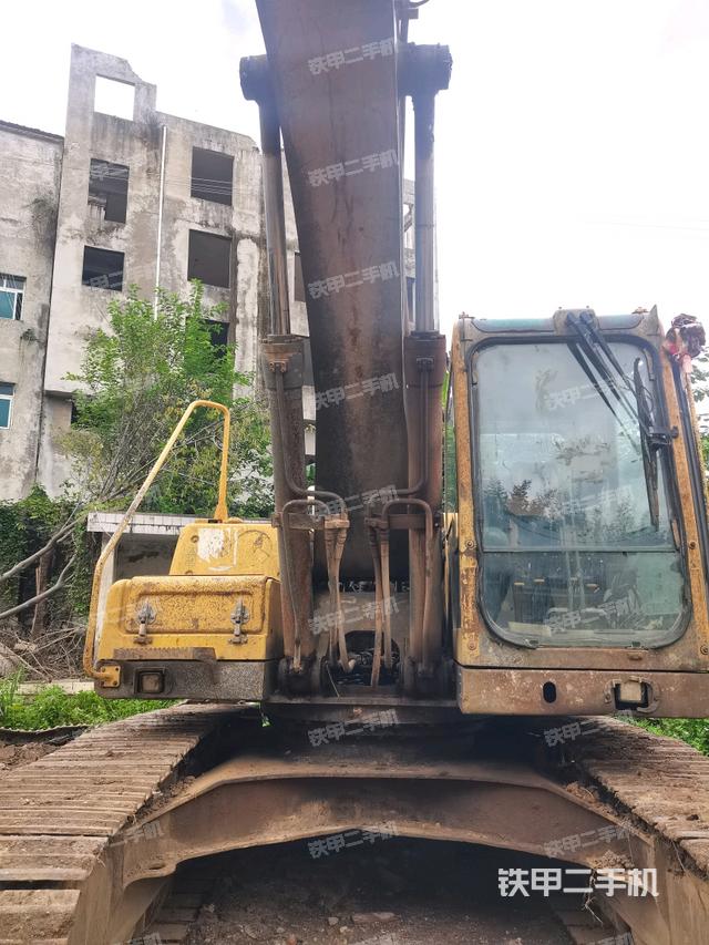 大臂油缸整体 竖拍(工作和回转装置) 大臂油缸整体 竖拍(工作和回转装置)