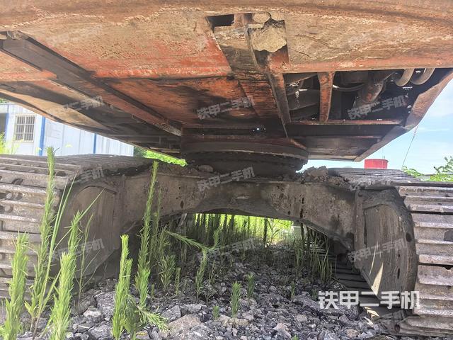 转盘和下车架正前(工作和回转装置) 转盘和下车架正前(工作和回转装置)