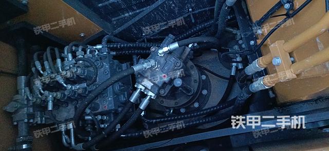 回转马达和主控阀(整机外观) 回转马达和主控阀(整机外观)