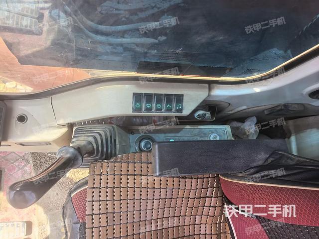 座椅右侧控制台/钥匙门/油门/含右手柄(驾驶室部分) 座椅右侧控制台/钥匙门/油门/含右手柄(驾驶室部分)