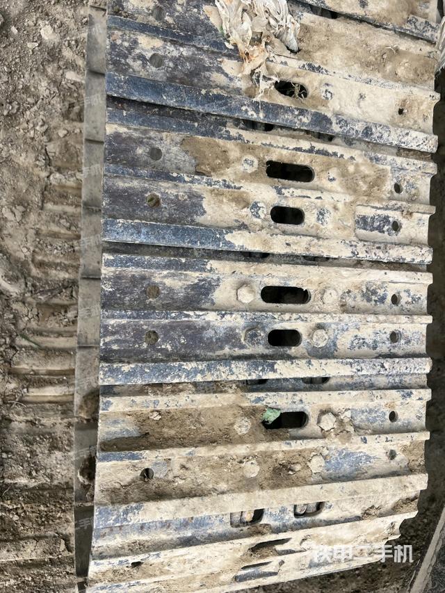 单侧履带整体(整机外观) 单侧履带整体(整机外观)