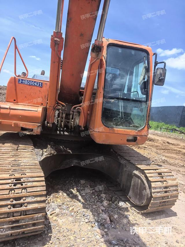 大臂油缸整体 竖拍(工作和回转装置) 大臂油缸整体 竖拍(工作和回转装置)