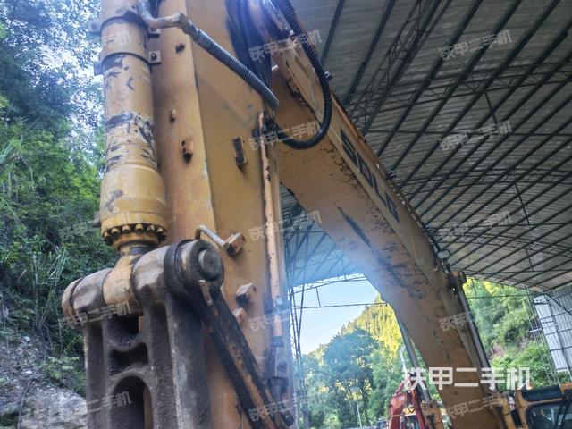 小臂整体左后(工作和回转装置) 小臂整体左后(工作和回转装置)