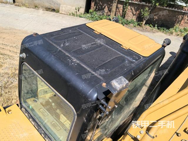 駕駛室頂部（整機外觀）