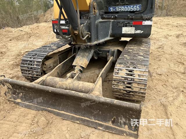 回转马达和主控阀(整机外观) 回转马达和主控阀(整机外观)