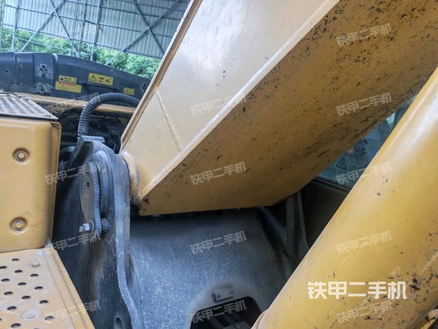 大臂根部 斜视(工作和回转装置) 大臂根部 斜视(工作和回转装置)