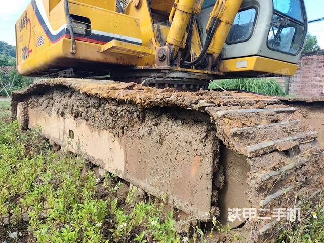 大臂油缸整体 竖拍(工作和回转装置) 大臂油缸整体 竖拍(工作和回转装置)