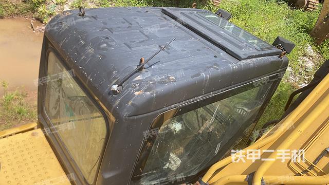 驾驶室顶部(整机外观) 驾驶室顶部(整机外观)