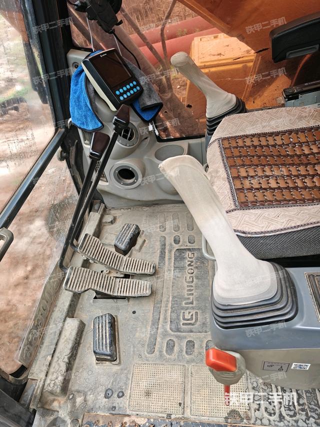 座椅右側控制臺/鑰匙門/油門/含右手柄（駕駛室部分）