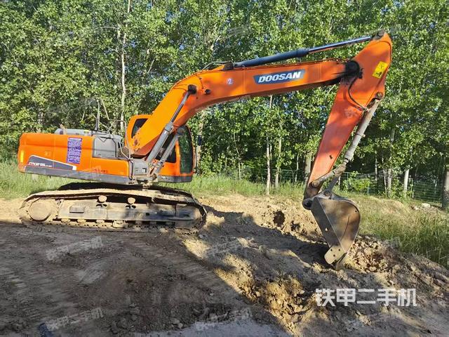 驾驶室整体(整机外观) 驾驶室整体(整机外观)