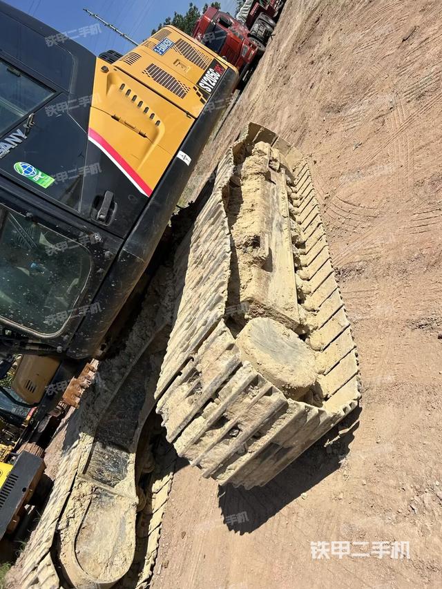 左驅(qū)動輪（行走機構(gòu)）