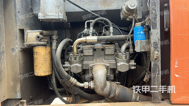 液压泵舱室正面整体（整机外观）