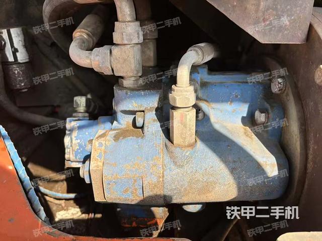 液压泵舱室正面整体(整机外观) 液压泵舱室正面整体(整机外观)