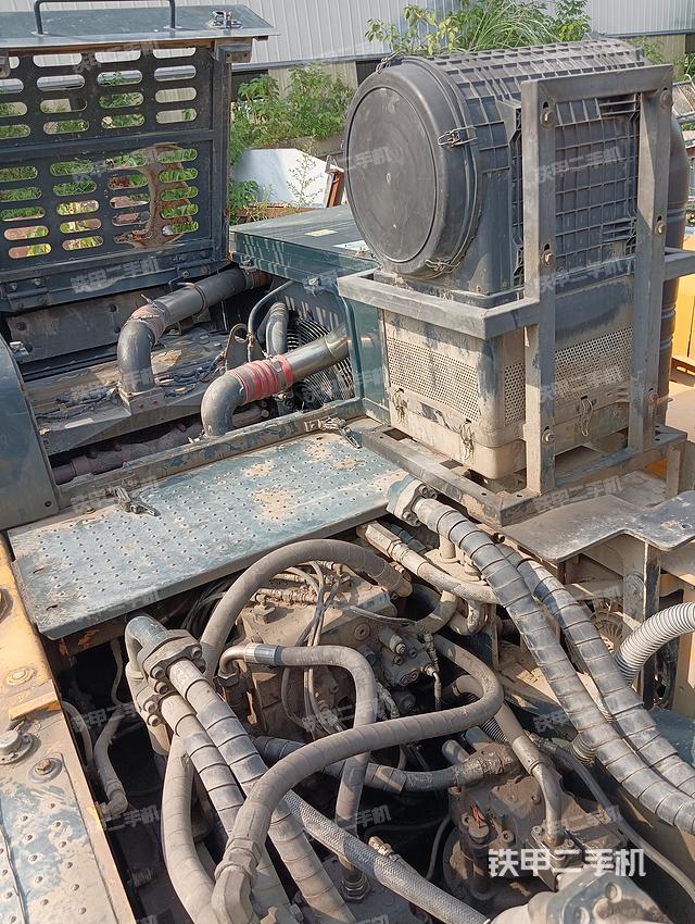 回转马达和主控阀（整机外观）