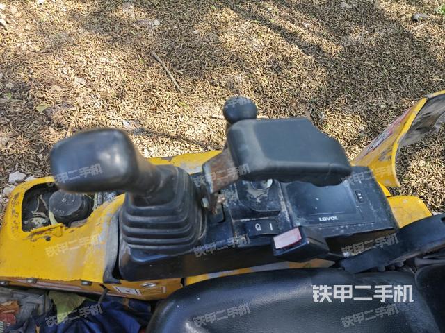 座椅右側(cè)控制臺(tái)/鑰匙門/油門/含右手柄（駕駛室部分）