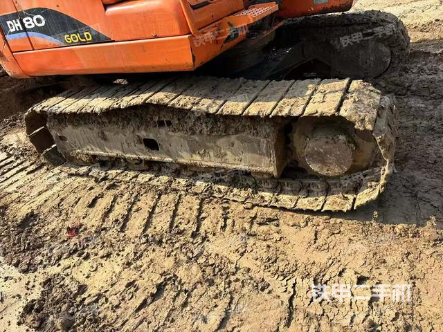 单侧履带整体(整机外观) 单侧履带整体(整机外观)