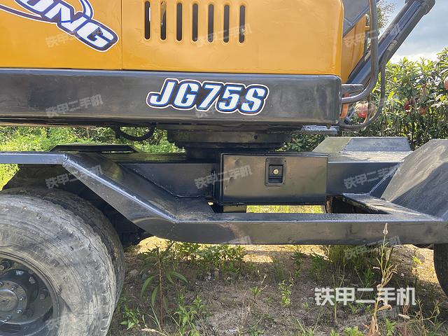 液压泵舱室正面整体(整机外观) 液压泵舱室正面整体(整机外观)