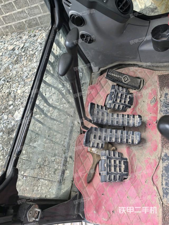 左后方玻璃角標(駕駛室部分) 左后方玻璃角標(駕駛室部分)