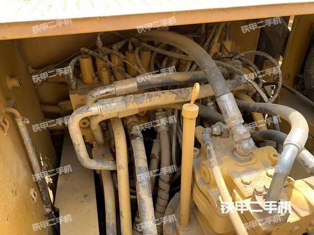 回转马达和主控阀(整机外观) 回转马达和主控阀(整机外观)