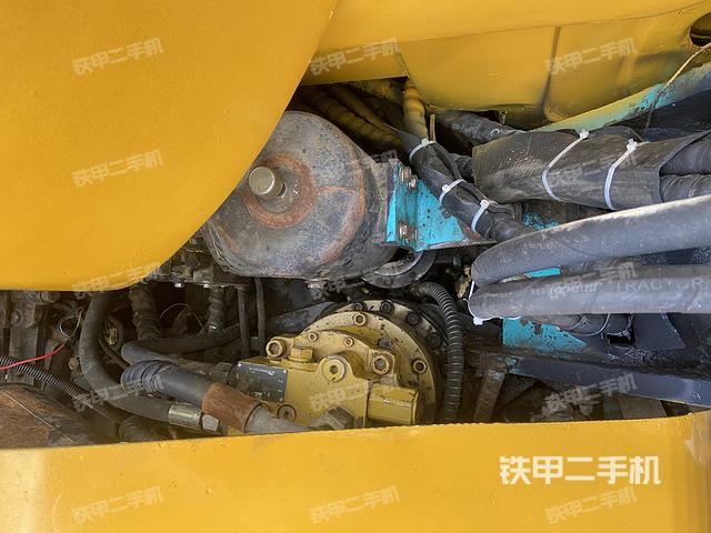回转马达和主控阀(整机外观) 回转马达和主控阀(整机外观)