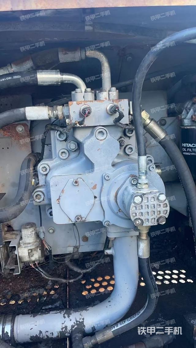 液压泵舱室正面整体（整机外观）