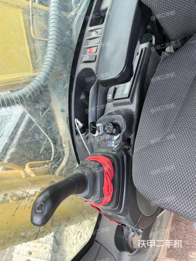 座椅右側控制臺/鑰匙門/油門/含右手柄(駕駛室部分) 座椅右側控制臺/鑰匙門/油門/含右手柄(駕駛室部分)