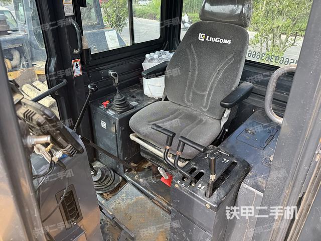 驾驶室操作台(设备外观及核心部件) 驾驶室操作台(设备外观及核心部件)