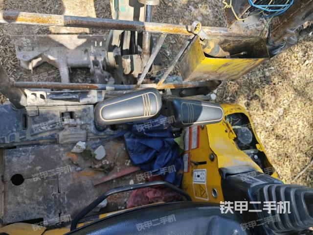 行走控制手柄和踏板?俯拍（駕駛室部分）