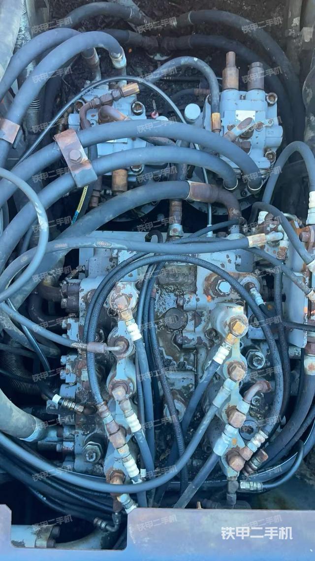 回转马达和主控阀（整机外观）