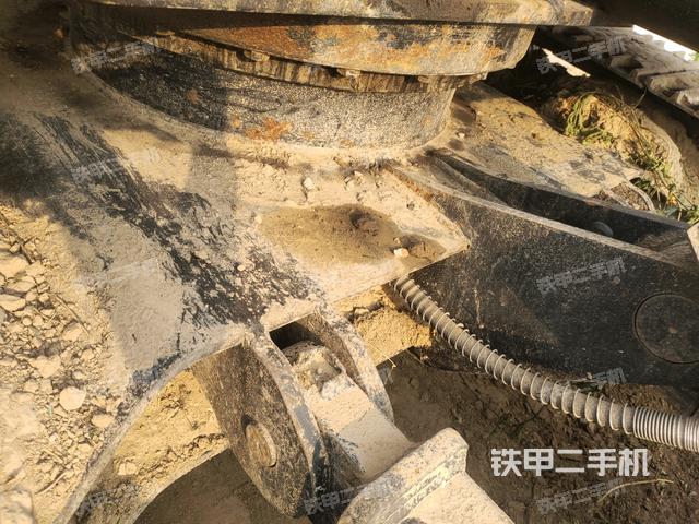 转盘和下车架正前(工作和回转装置) 转盘和下车架正前(工作和回转装置)
