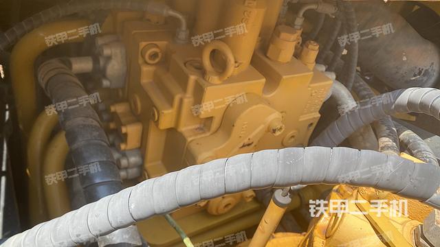 回转马达和主控阀(整机外观) 回转马达和主控阀(整机外观)