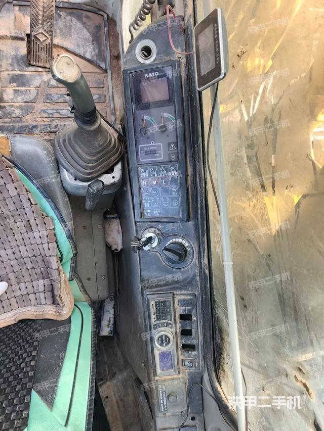 座椅右侧控制台/钥匙门/油门/含右手柄(驾驶室部分) 座椅右侧控制台/钥匙门/油门/含右手柄(驾驶室部分)