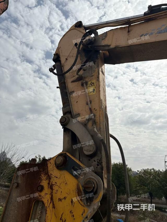 小臂整体左后(工作和回转装置) 小臂整体左后(工作和回转装置)