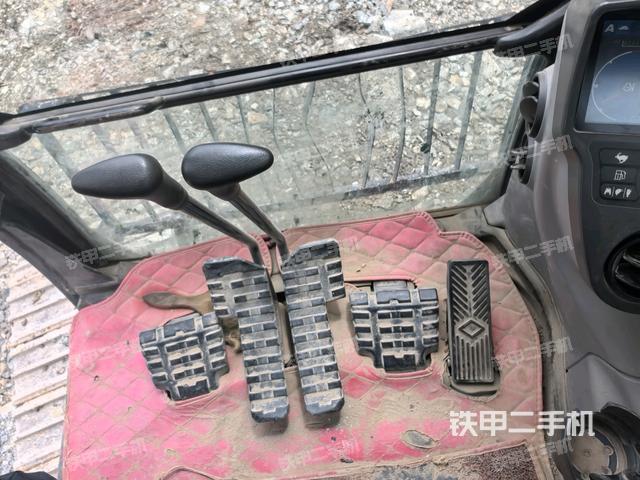 行走控制手柄和踏板?俯拍(駕駛室部分) 行走控制手柄和踏板?俯拍(駕駛室部分)