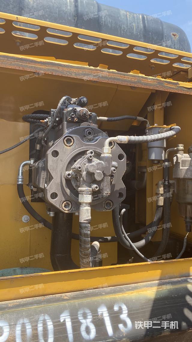 液压泵舱室正面整体(整机外观) 液压泵舱室正面整体(整机外观)