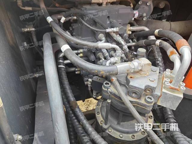 回转马达和主控阀(整机外观) 回转马达和主控阀(整机外观)