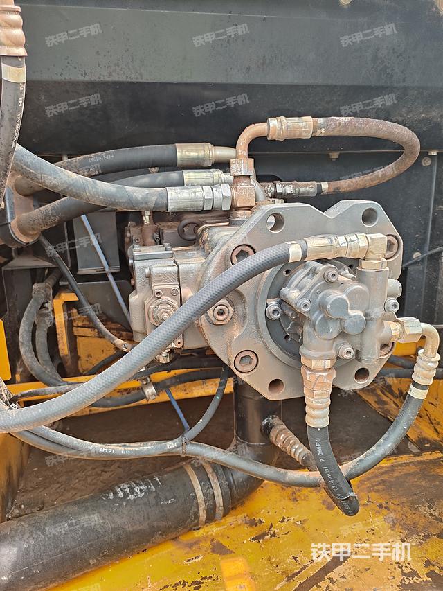 液压泵舱室正面整体（整机外观）