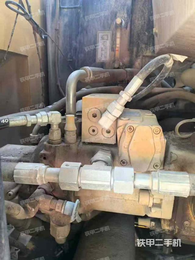 液壓泵艙室正面整體（整機外觀）