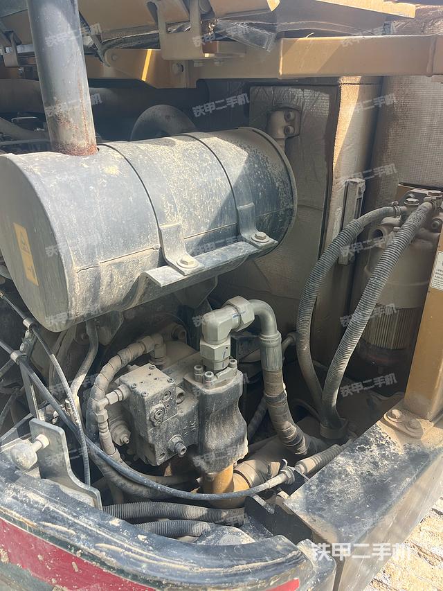 液壓泵艙室正面整體(整機外觀) 液壓泵艙室正面整體(整機外觀)