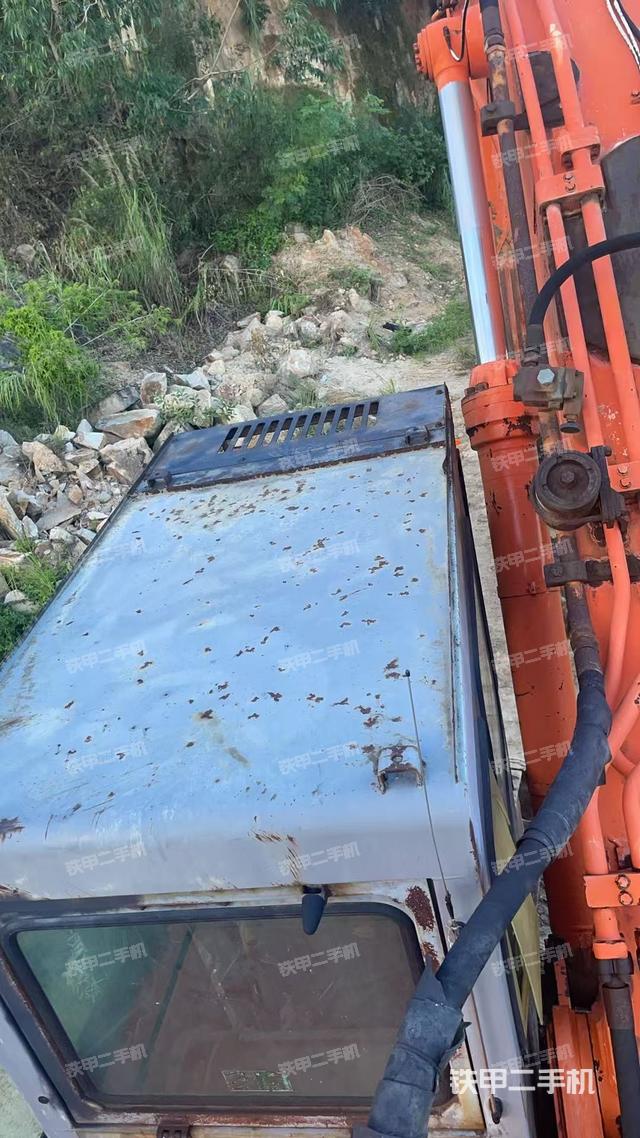 驾驶室顶部（整机外观）